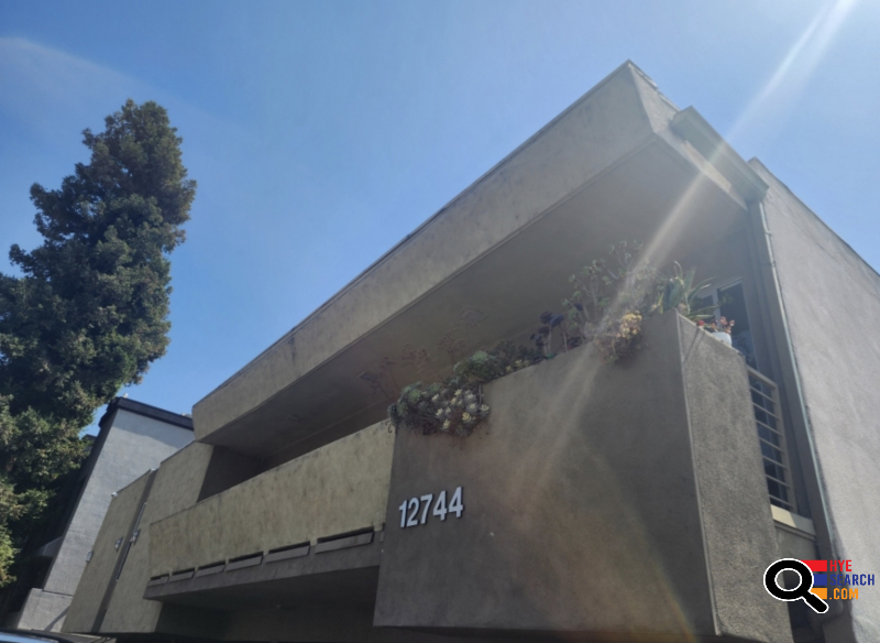  PRIME LOCATION, FULLY RENOVATED TOWNHOUSE APARTMENT FOR RENT, WASHER DRYER IN UNIT, POOL, CENTRAL AC, PARKING, PATIO in STUDIO CITY, CA