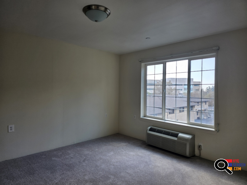 Master Bedroom in 2-bed/2-bath Glendale Apt with Senior Armenian Couple in Glendale, CA