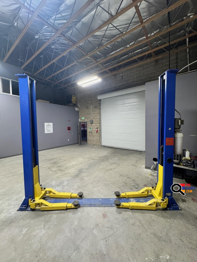  Space in an Auto Body Shop With Car Jack in Sylmar, CA