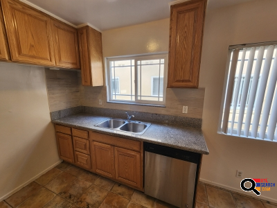  PRIME GLENDALE LOCATION, SPACIOUS APARTMENT FOR RENT, NORTH OF GLENOAKS, PARKING in GLENDALE , CA